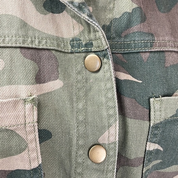 NWT Forever 21 Camo Jacket SZ S Lightweight Full Metal Button Down - Picture 3 of 11